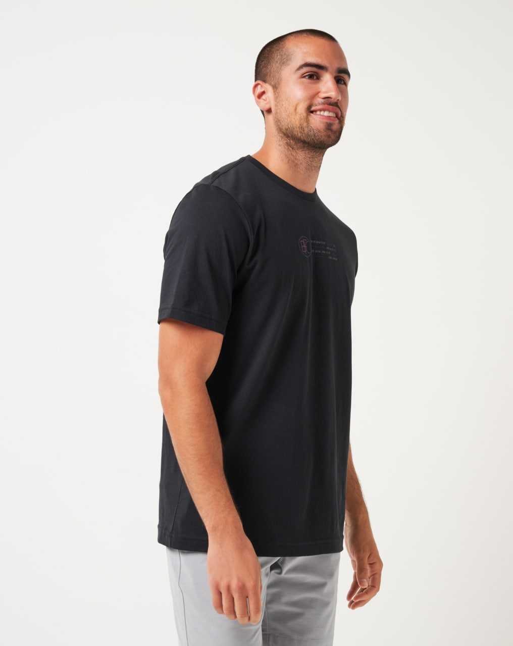 Travis Mathew Burnley Slide Show Tee Black | ICTVXFA-40