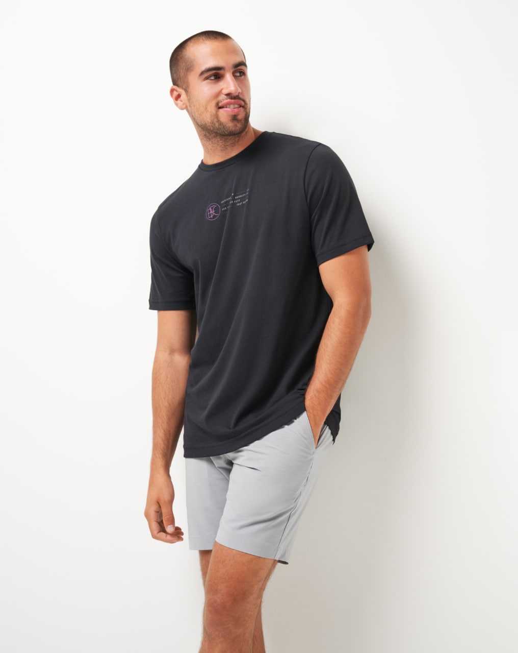 Travis Mathew Burnley Slide Show Tee Black | ICTVXFA-40