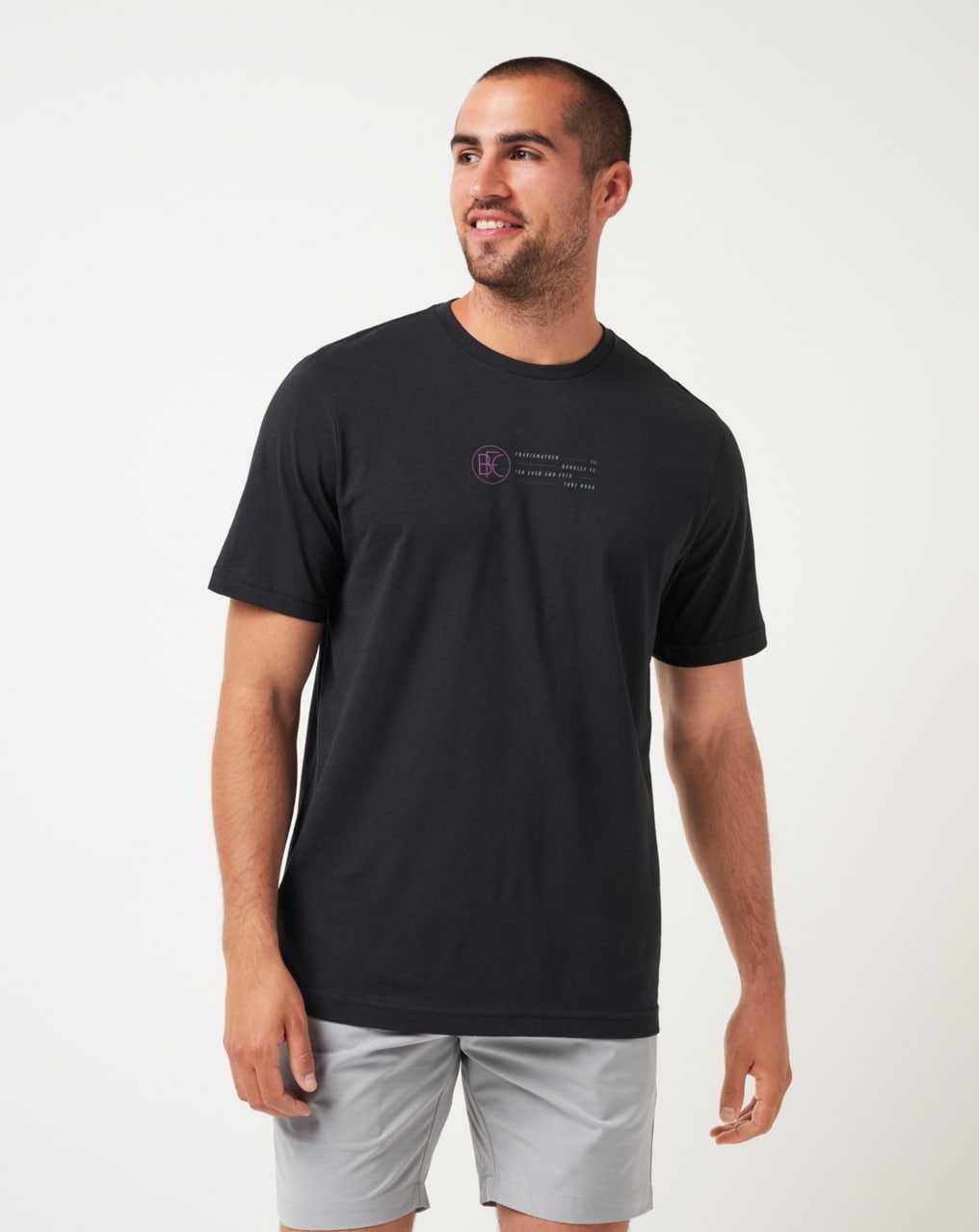 Travis Mathew Burnley Slide Show Tee Black | ICTVXFA-40