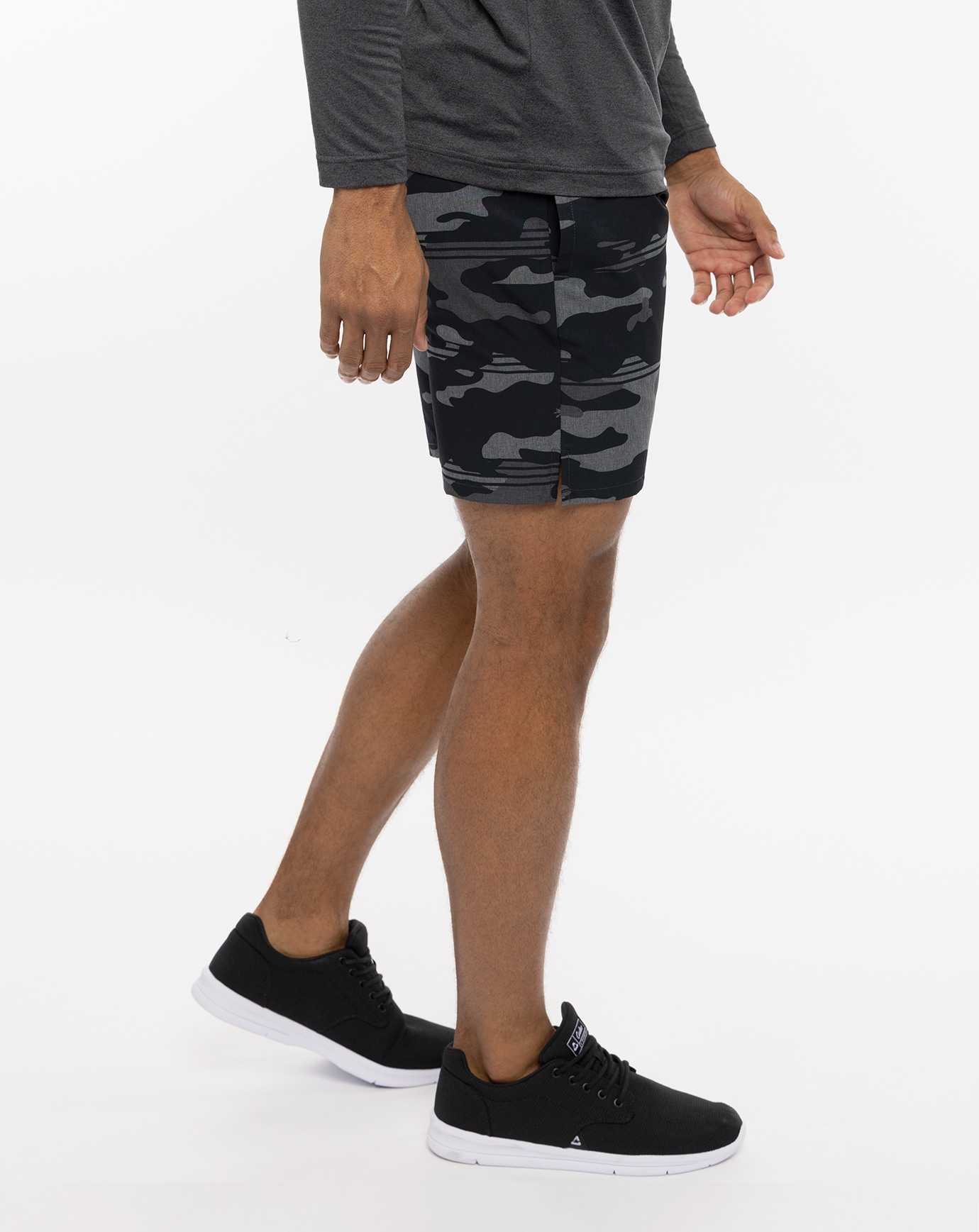 Travis Mathew Leader Board Active Short 7.5in Black | UKBVLNS-26