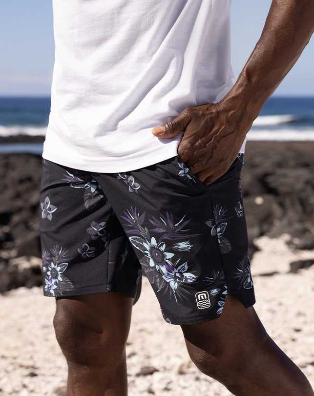 Travis Mathew Tiki Time Boardshort Black | EYKTMVH-95